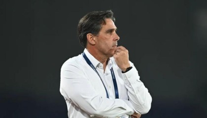 爱游戏平台-中超戏剧化30秒！姆布拉倒地无点，奥斯卡反击破门，河南球员不满