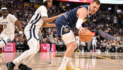 爱游戏体育-约基奇14+15+10穆雷26分 掘金大胜灰熊10连胜